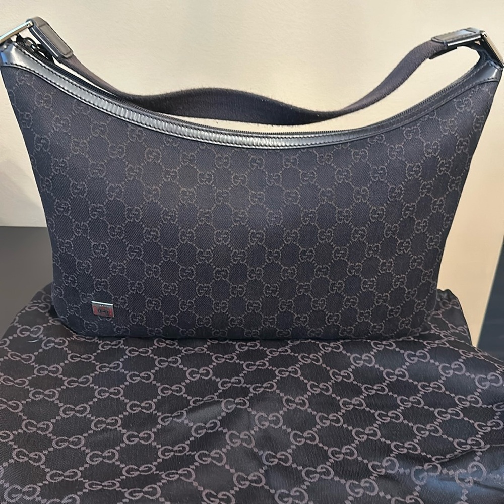 Authentic GUCCI BLACK SIGNATURE HANDBAG